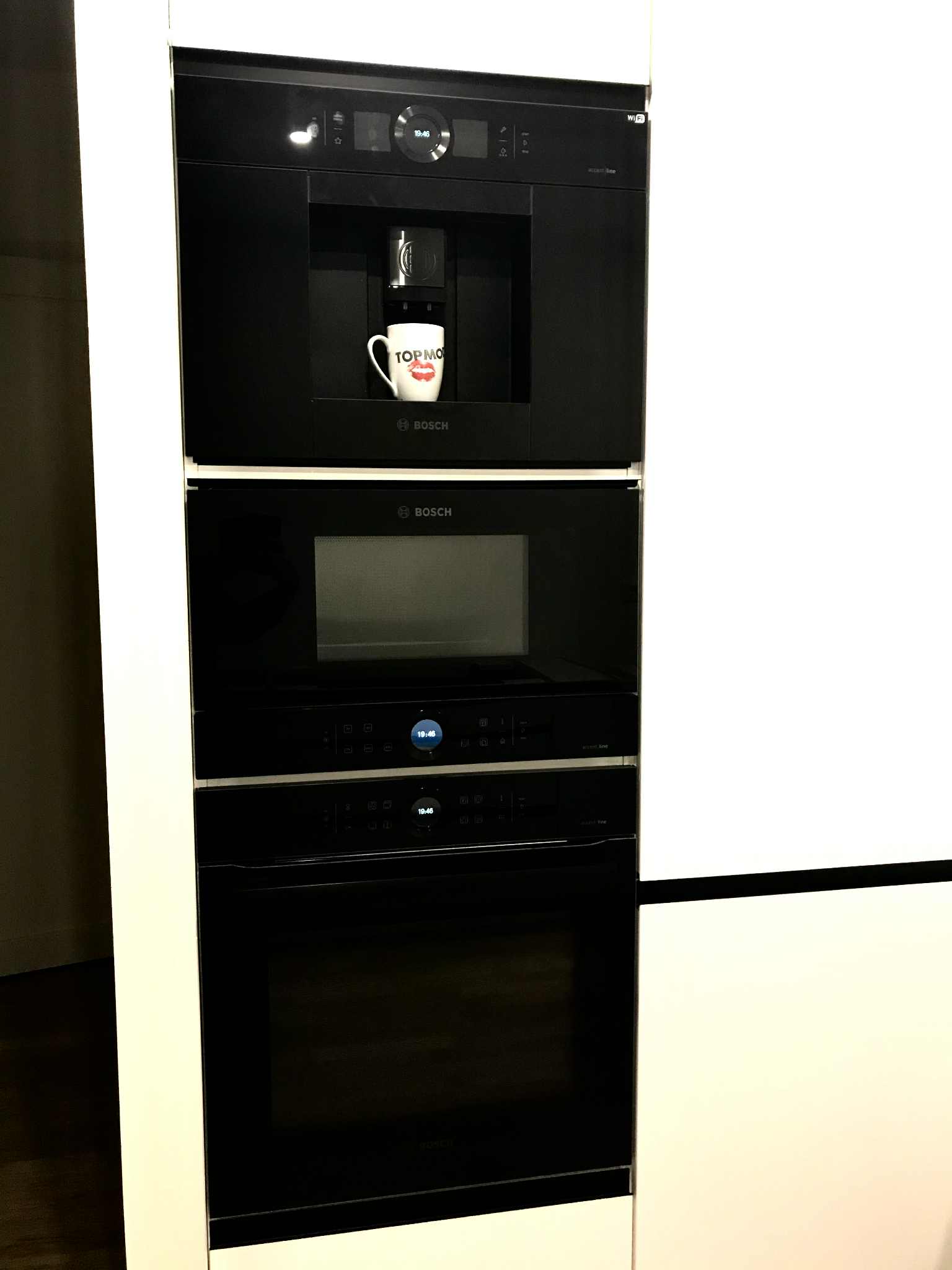 Kodumasinate püstak enne parandust valge vaheriiuliga